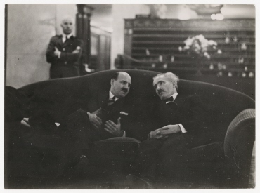 Arturo Toscanini mit Maurice van Praag, dem Manager des New York Philharmonic Orchestra in der Halle des Mayflower Hotels in Washington D.C.