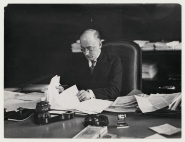 Dr. Heinrich Brüning an seinem Schreibtisch, Berlin