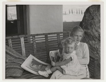 Die amerikanische Schauspielerin Ann Harding mit ihrer Tochter Jane auf der Terrasse ihres Hauses in Hollywood