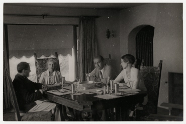 Ann Harding mit ihren Gästen in ihrer Villa in Hollywood