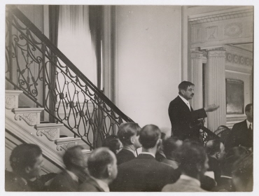 Der französische Ministerpräsident Pierre Laval hält eine Pressekonferenz im Haus des amerikanischen Botschafters Walter Evans Edges in Paris