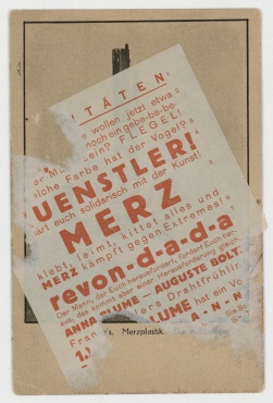 Merz-Postkarte mit Abbildung: "Kurt Schwitter's. Merzplastik. Die Kultpumpe." collagiert mit Aufkleber BANALITÄTEN
