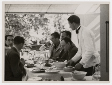Die britische Delegation mit Anthony Eden beim Lunch im Hotel Vieux Bois in Genf