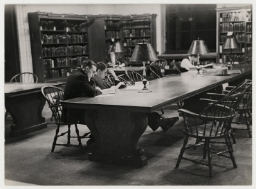 Harvard University in Cambridge, Studenten in der Widener-Bibliothek