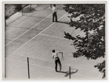 Anthony Eden spielt Tennis in Genf