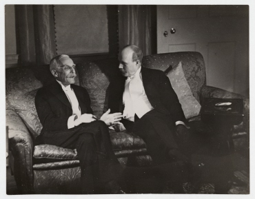 Zu Gast beim amerikanischen Staatssekretär Henry L. Stimson, Andrew Mellon und Professor Rist auf dem Sofa, Washington D.C.