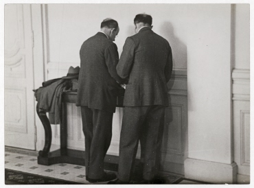 Lausanner Abrüstungskonferenz. Sir Maurice Hankey und Sir Frederick Leith-Ross vor dem Zimmer des englischen Premierministers Ramsay MacDonald im Hotel Beau Rivage