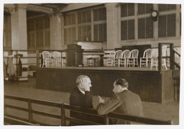 Reverend Carl E. Gallmann und Dr. Franz Hoellering im Gespräch auf Ellis Island, New York