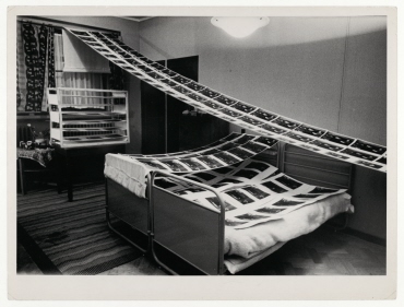 Das Doppelbett im Hotelzimmer von Erich Salomon mit zum Trocknen aufgehängten Fotografien, Den Haag