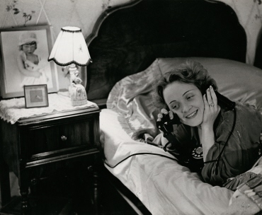 Marlene Dietrich telefoniert aus Hollywood mit ihrer Tochter in Berlin