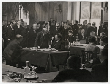 Abschlusssitzung der Lausanner Abrüstungskonferenz. Édouard Herriot während der Unterzeichnung des Vertrages über die Beendigung der deutschen Reparationszahlungen