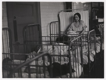 Schlafsaal für die Kinder der Einwanderer auf Ellis Island, New York