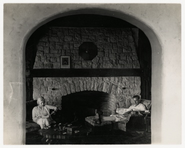 Die Schauspielerin Ann Harding und Harry Bannister vor dem Kamin in ihrem Haus in Hollywood