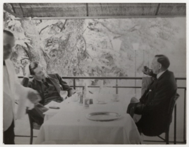 Anthony Eden und Lord Stanhope beim Lunch im Hotel Vieux Bois in Genf