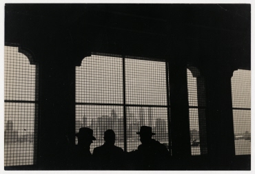 Ellis Island, Blick durch die vergitterten Fenster auf New York