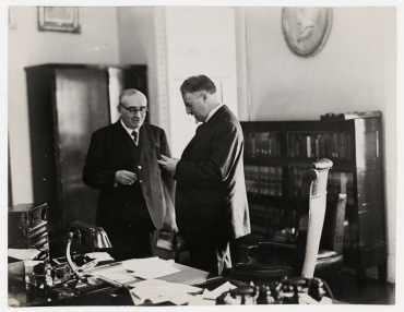 Diplomatic Day im State Department. Der französische Botschafter Paul Claudel (links) überreicht Henry L. Stimson eine Medaille zur Erinnerung an Pierre Lavals Besuch in Washington D.C.