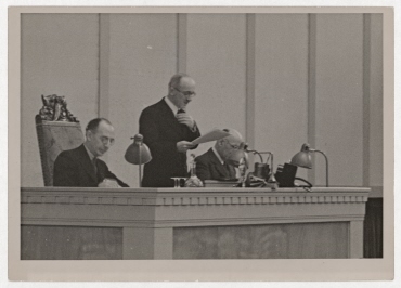 Edvard Beneš am Rednerpult im Plenarsaal des Völkerbundpalastes in Genf