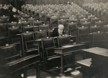 Ruhe im Reichstagssaal, der Senior des Zentrums, der Abgeordnete Carl Herold kann ungestört arbeiten, Berlin
