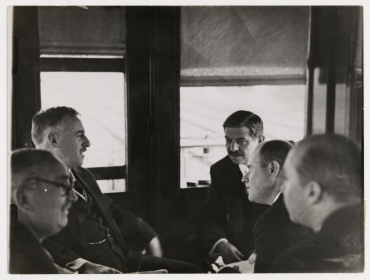 Der französische Ministerpräsident Pierre Laval, Paul Claudel und der amerikanische Staatssekretär Henry L. Stimson im Sonderzug von New York nach Washington D.C. auf der Fahrt zu US-Präsident Hoover