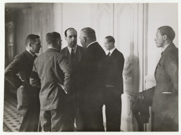 Lausanner Abrüstungskonferenz. Politiker im Gespräch vor der Zimmertür des englischen Premierministers Ramsay Macdonald im Hotel Beau Rivage