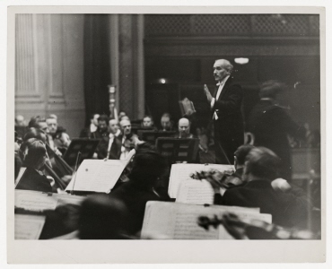 Arturo Toscanini dirigiert in Baltimore, Maryland. Konzert mit dem Geiger Adolf Busch