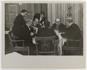 Italienische und spanische Delegationsmitglieder beim Dinner im Hotel des Bergues in Genf