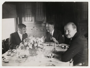 Der französische Ministerpräsident Pierre Laval und der amerikanische Staatssekretär Henry L. Stimson im Sonderzug von New York nach Washington D.C. auf der Fahrt zu US-Präsident Hoover
