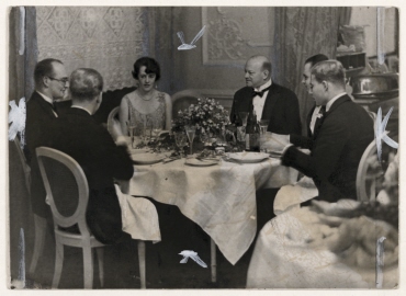 Reichsaußenminister Dr. Stresemann feiert im engsten Kreis seiner Familie, mit seiner Frau und seinen Söhnen Silberne Hochzeit im Hotel "Rose" in Wiesbaden