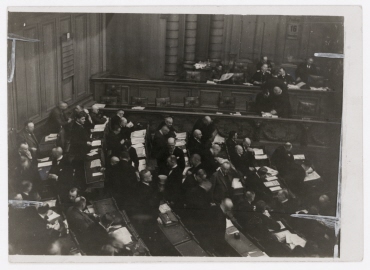 Abgeordnete während einer Reichstagssitzung in Berlin. Die "Rechte" in der linken Ecke, stehend in der Mitte Graf Westarp