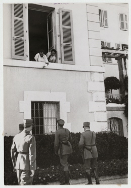 Der äthiopische Kaiser Haile Selassi wirft den Polizeibeamten signierte Fotografien aus dem Fenster seines Appartements im Carlton Hotel in Genf zu