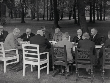 An einem heißen Augusttag hielt das Kabinett Brüning eine Sitzung im Garten des Reichskanzlerpalais ab, Berlin