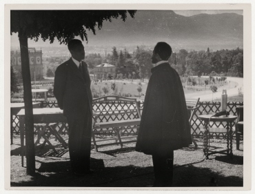 Der äthiopische Kaiser Haile Selassi  im Garten des Carlton  Hotels in Genf
