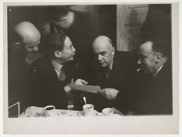 Der französische Ministerpräsident Léon Blum schaut sich Erich Salomon Fotografien an