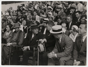 Franklin D. Roosevelt und Generalkonsul Paul Schwarz unter den Zuschauern im Trainingslager von Max Schmeling in Kingston, New York
