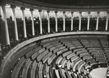 Während der Verhandlungspause in der Deputiertenkammer in Paris blieb nur ein Abgeordneter im Saal, der französische Ministerpräsident Pierre Laval