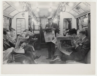 Engländer in der U-Bahn lesen den Sunday Dispatch, in dem zum ersten Mal Fotografien vom obersten Gerichtshof, während einer Verhandlung aufgenommen von Erich Salomon, veröffentlicht wurden