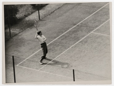 Anthony Eden spielt Tennis in Genf