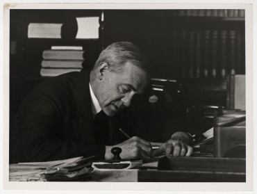 Sir R. Scott an seinem Schreibtisch in London