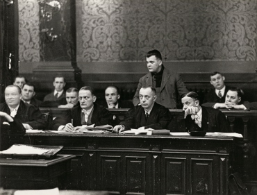 Die Verteidigerreihe des Immertreu-Prozesses mit Dr. Erich Frey während der Verhandlung, im Hintergrund der Angeklagte Pietzak, Berlin