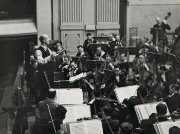 Wilhelm Furtwängler während einer Orchesterprobe in Den Haag