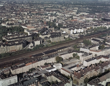Luftaufnahme, Blick von Süden auf den S-Bahnhof Neukölln