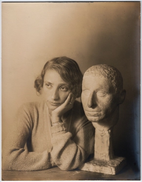 Ohne Titel (Frida Langer mit Porträt-Büste Benno Berneis von August Gaul)
