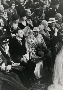 Die niederländische Königin Wilhelmina mit anderen Hochzeitsgästen während der Trauung von Prinzessin Juliana und Prinz Bernhard zur Lippe-Biesterfeld, Den Haag