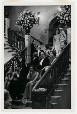 Gäste auf einem Treppenabsatz im Hotel Des Indes in Den Haag
