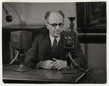 Erich Salomon während eines 5 Minuten Gespräches beim Radiosender NBC in New York, Selbstporträt mit Fernauslöser