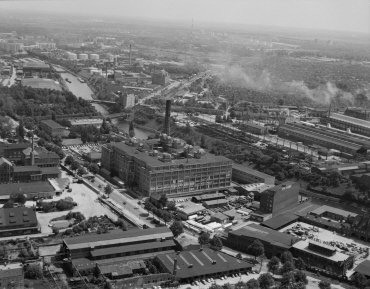 Luftaufnahme, Blick von Norden auf die Fabrikanlage Sarotti AG und Raebel-Werke