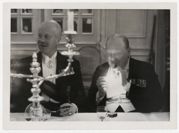 Winston Churchill während einer Abendgesellschaft in der österreichischen Botschaft in London anlässlich der Krönung von König Georg VI.
