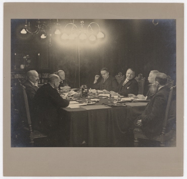 Das niederländische Kabinett Ruys de Beerenbrouck während einer Sitzung in Den Haag