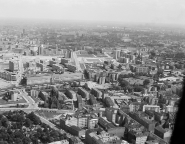 Luftaufnahme, Blick von Süden über Kreuzberg vom Blücherplatz Richtung Karl-Marx-Allee
