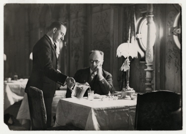 Erich Salomon während einer Schiffsreise im Speisesaal auf der "Mauretania", Selbstporträt mit Fernauslöser